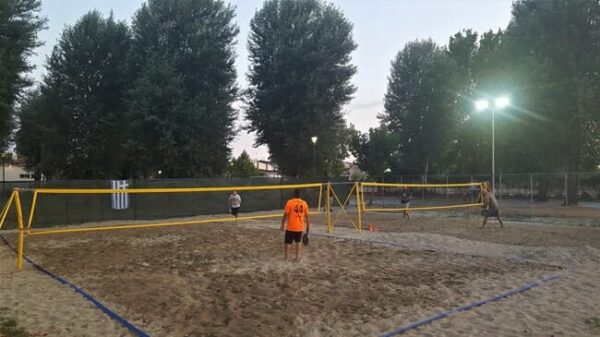 Γήπεδα beach tennis στην πόλη της Άρτας, δίπλα στον Άραχθο ποταμό.