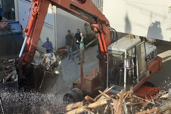 Άρτα: Συνεχίζονται οι κατεδαφίσεις ετοιμόρροπων κτιρίων