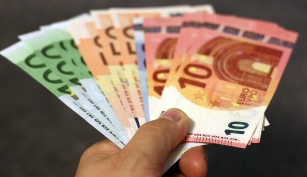 Ενίσχυση 900 ευρώ σε ευάλωτα νοικοκυριά – Ποιοι είναι οι δικαιούχοι (vid)