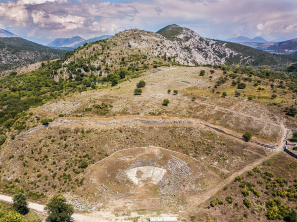 Περιήγηση στο αρχαίο θέατρο Γιτάνων για ανήλικους πρόσφυγες