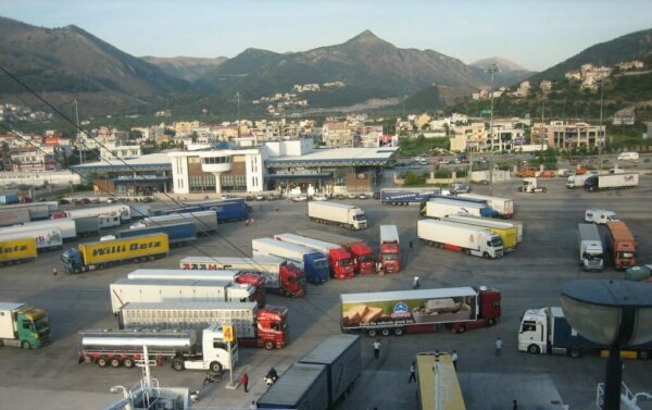 Δεμένα τα πλοία στα λιμάνια για 48 ώρες
