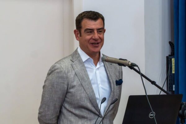 O Γιώργος Αρχιμανδρίτης βιογράφος του Μίκη Θεοδωράκη σε συνέντευξη του μίλησε για τον Άνθρωπο Μίκη Θεοδωράκη