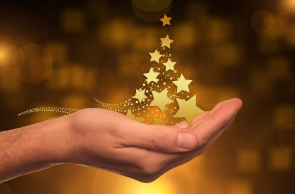 Το Πραγματικό Νόημα των Χριστουγέννων στη Σύγχρονη Εποχή: Αναζητώντας το Φως σε έναν Θορυβώδη Κόσμο